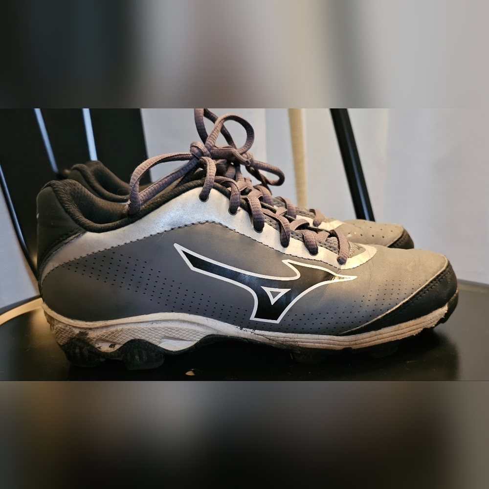 Boys Mizuno cleats size 2.5